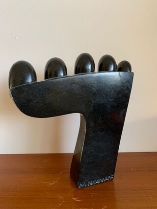 Modern abstract sculptuur van zwarte steen  gesigneerd M. NYAMAPE